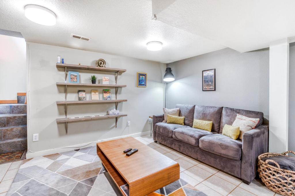 Eliot Apartment | Urban Oasis