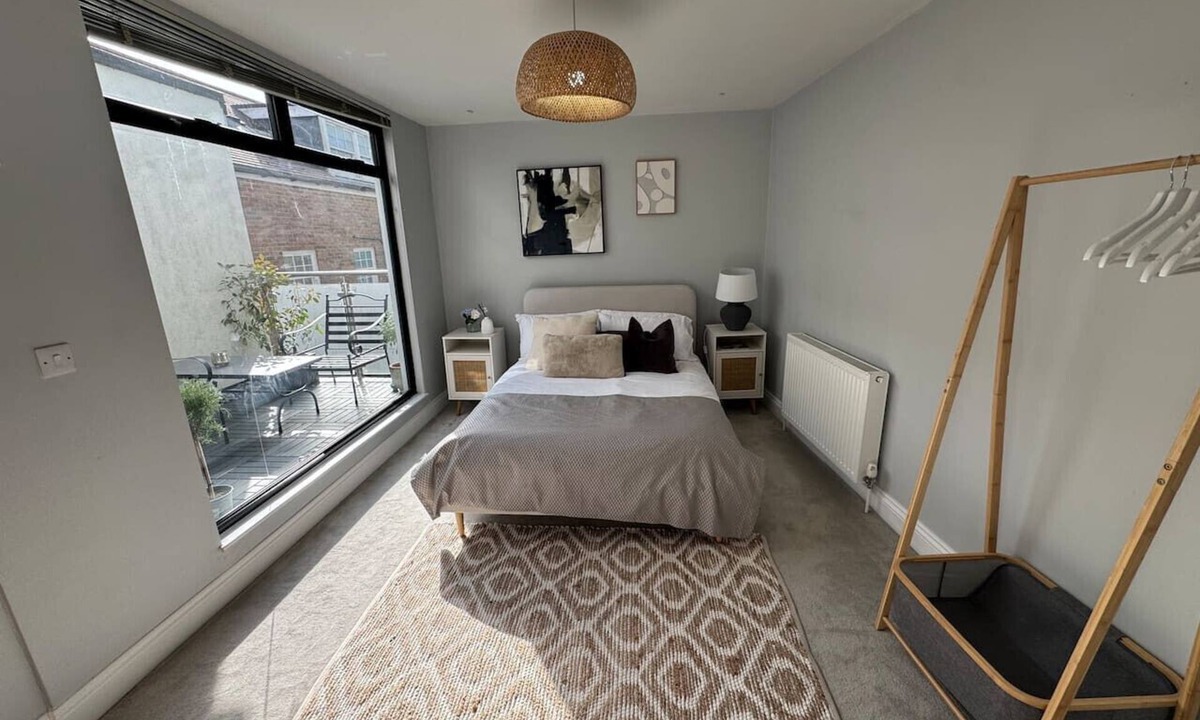 Wokingham Apartment | Urban Oasis with parking