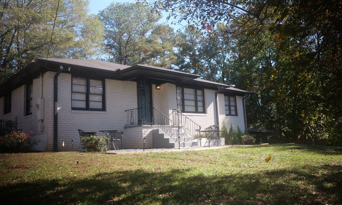 Smyrna House | Urban Ranch, at the Treasure House . 8 bed 3 bath 2 kitchen + basement suite
