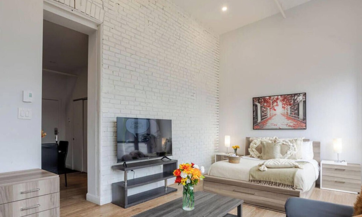 Downtown Montreal Apartment | Urban Retreat – Chic Bishop Stay with a View
