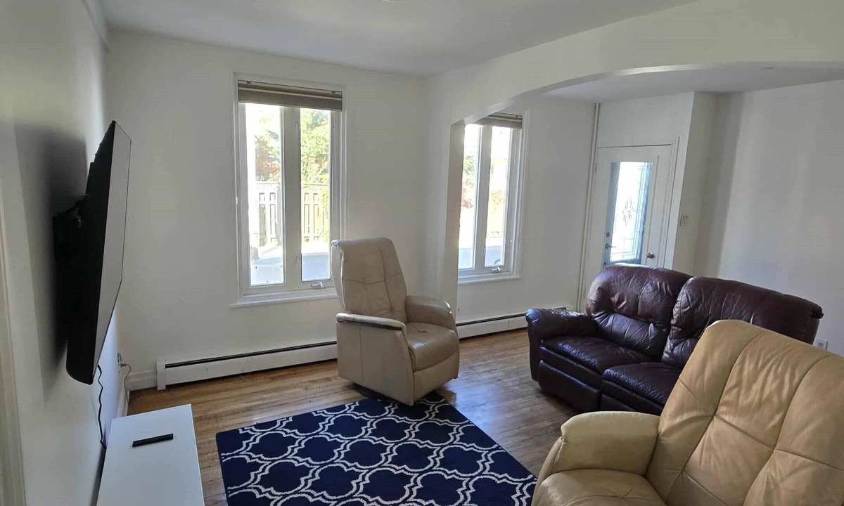 Centre-Ville Apartment | Urban stopover downtown QC, 2 parking spaces, wifi, netflix, disney, crave