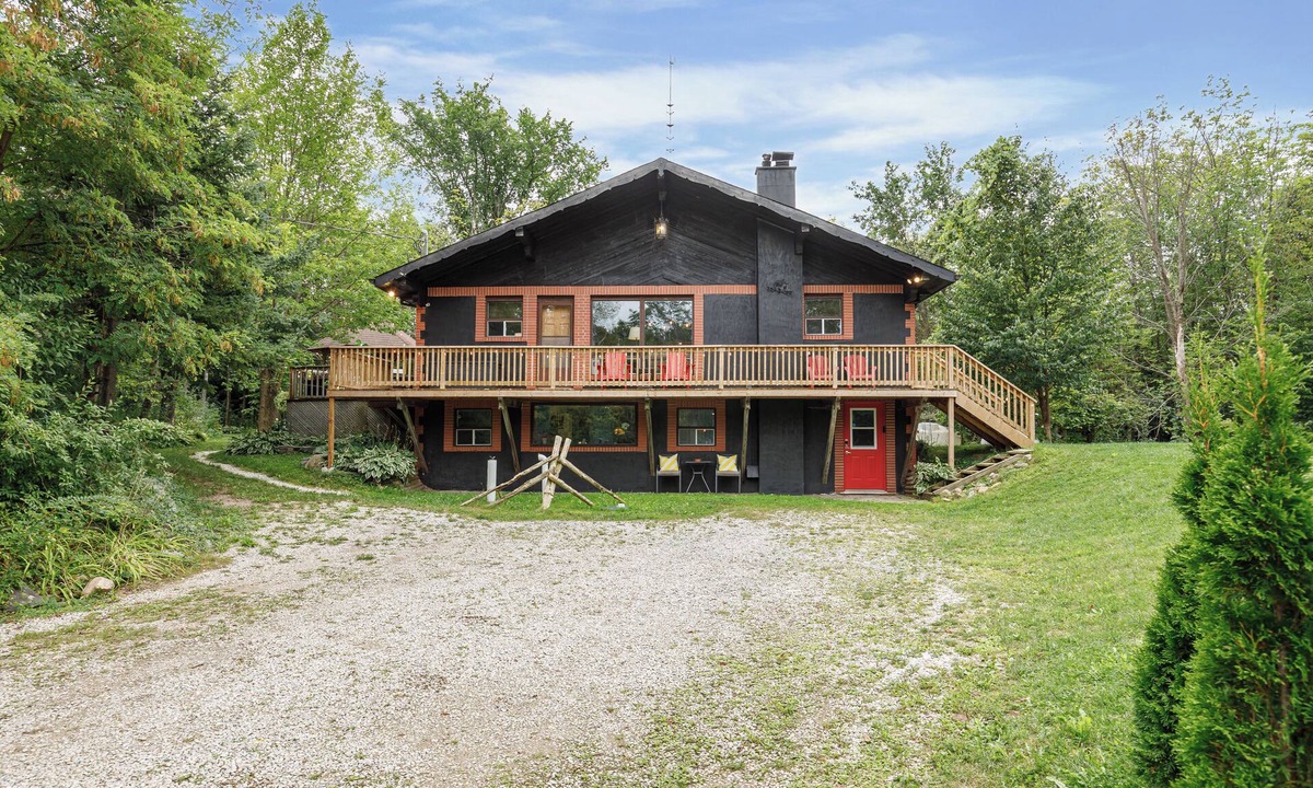 Meaford Ski Chalet | UrbanChalet: Secluded 20Acres W/Pizza Oven+Firepit