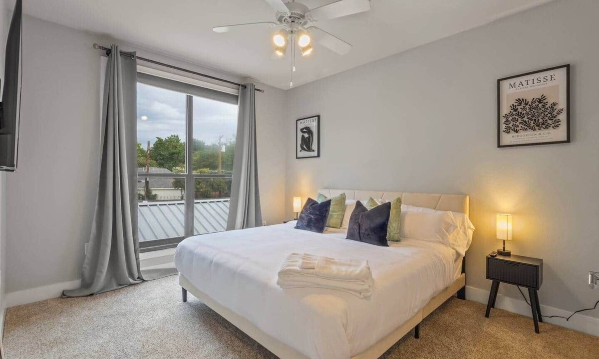 Oak Lawn House | UrbanNest | 2BR Prime Location | 8 mins to AAC