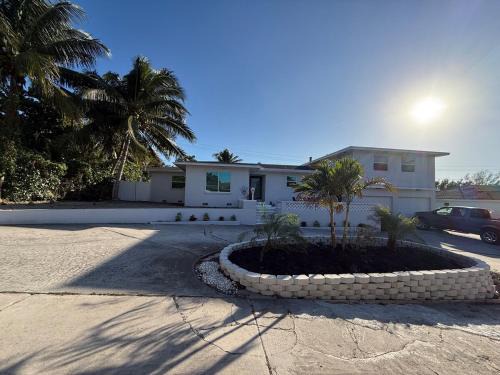 Lake Worth Corridor Apartment | Modern 2nd floor unit by the lake and beach