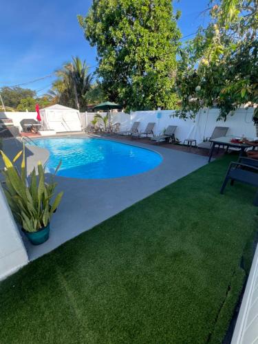 Golden Glades Hostel | Miami Drip Star Life Hostel