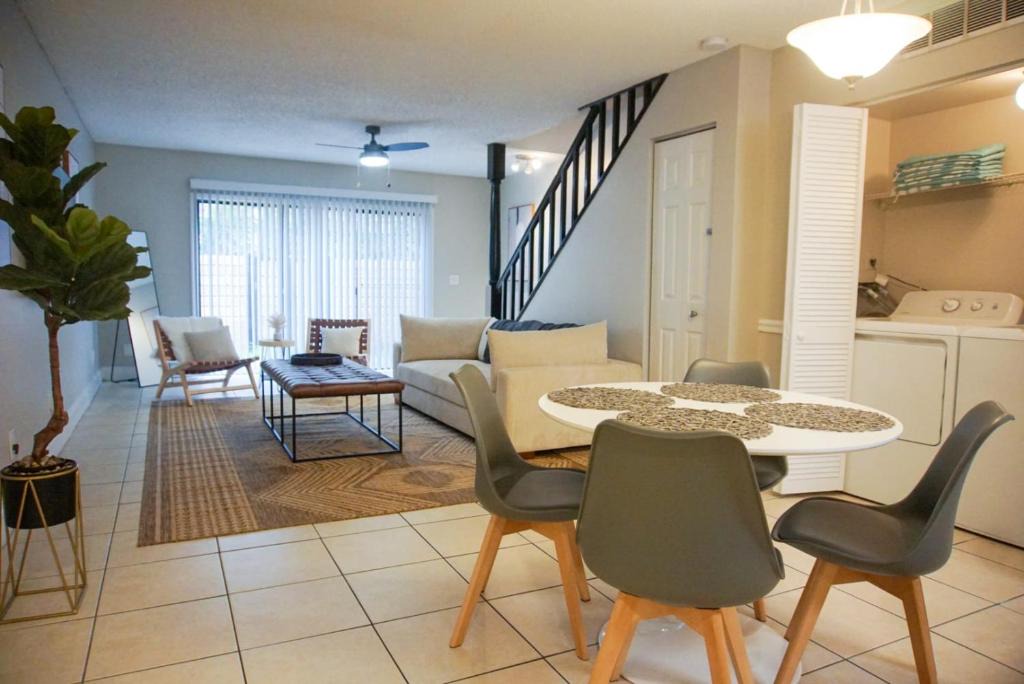 University House | USF & Busch Gardens Townhome Stay