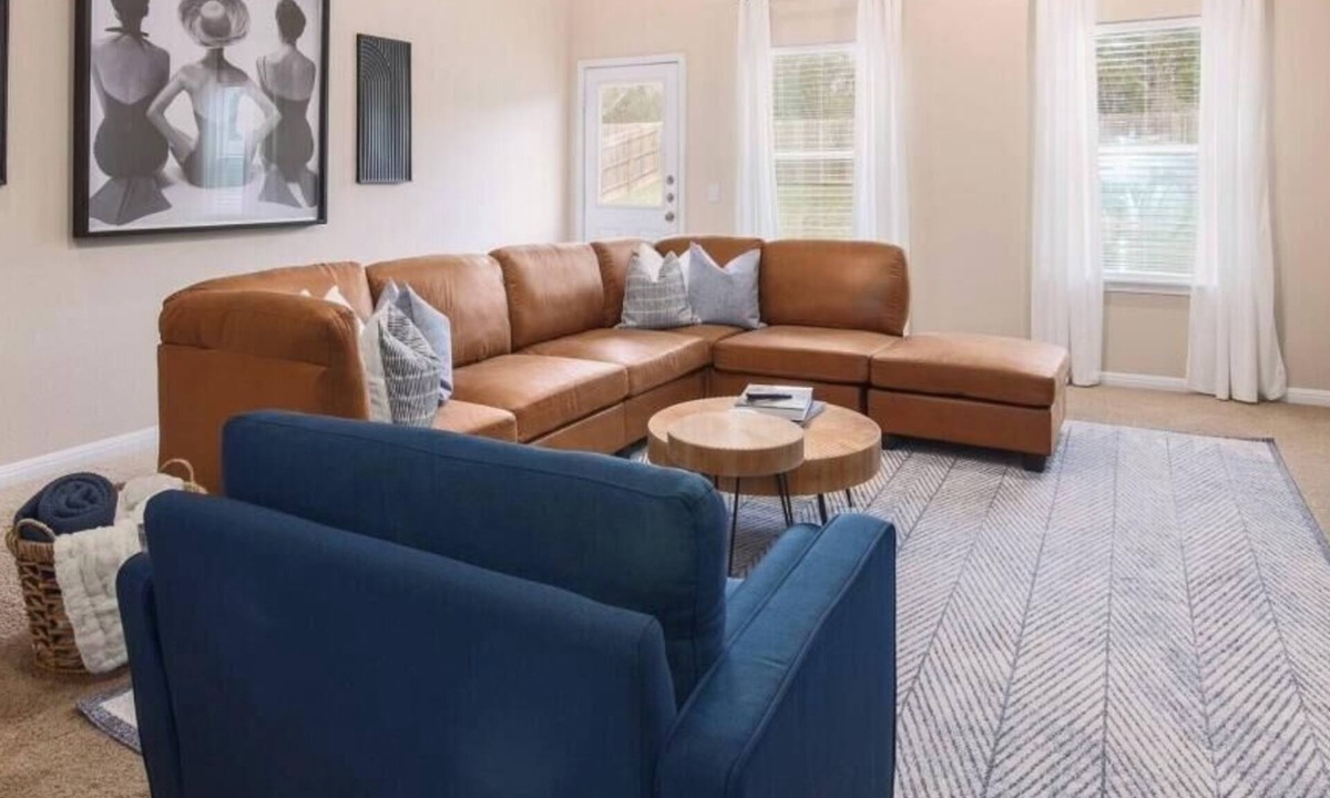 McNeil House | UT Access | 4BR + King Beds |Samsung Tech Corridor