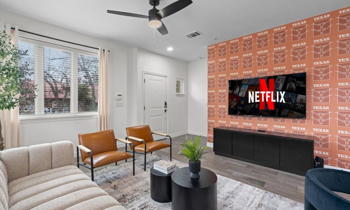 North University House | UT ATX Game Home!| Great for Fall Fun + More