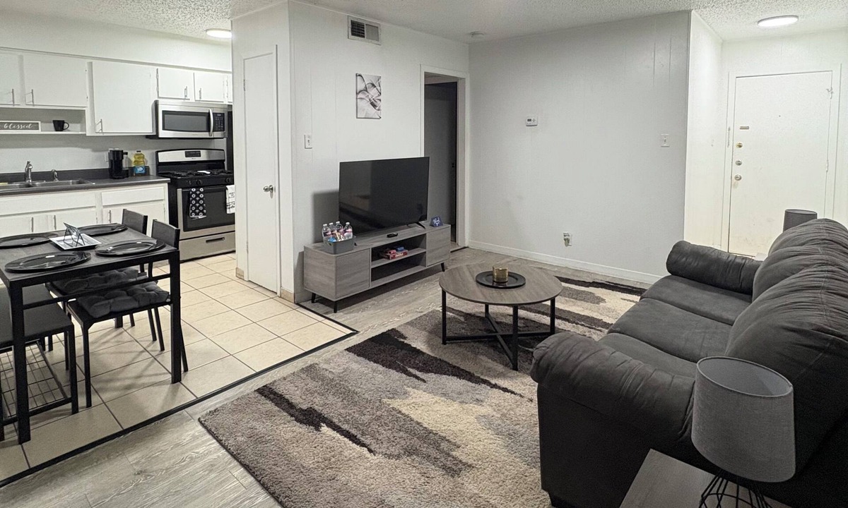 West Campus Apartment | UT Austin Getaway/1BR Sleeps 6/Downtown
