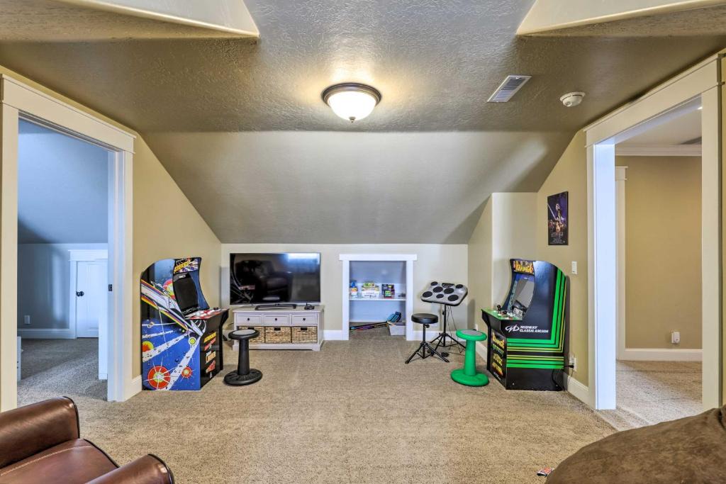Midway House | Utah Abode - Deck, Arcade Games and Near Skiing