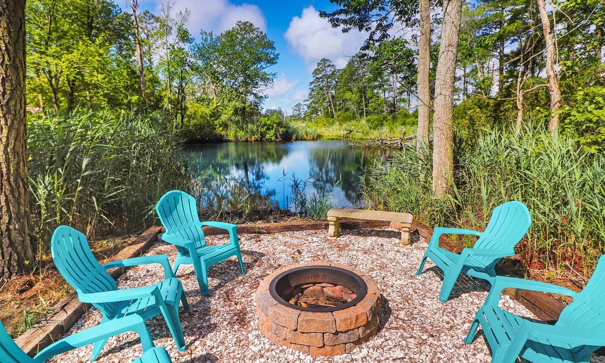 Chincoteague House | Utter East | 4BR Island Retreat, Huge Screened Porch, Decks + Fire Pit by Pond