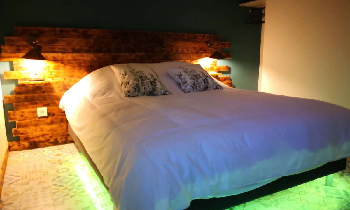 Saint-Martin-Boulogne Bed & Breakfast | “V et Spa Jungle” Guest Room with Private Spa, Terrace, Wi-Fi & Air Conditioning
