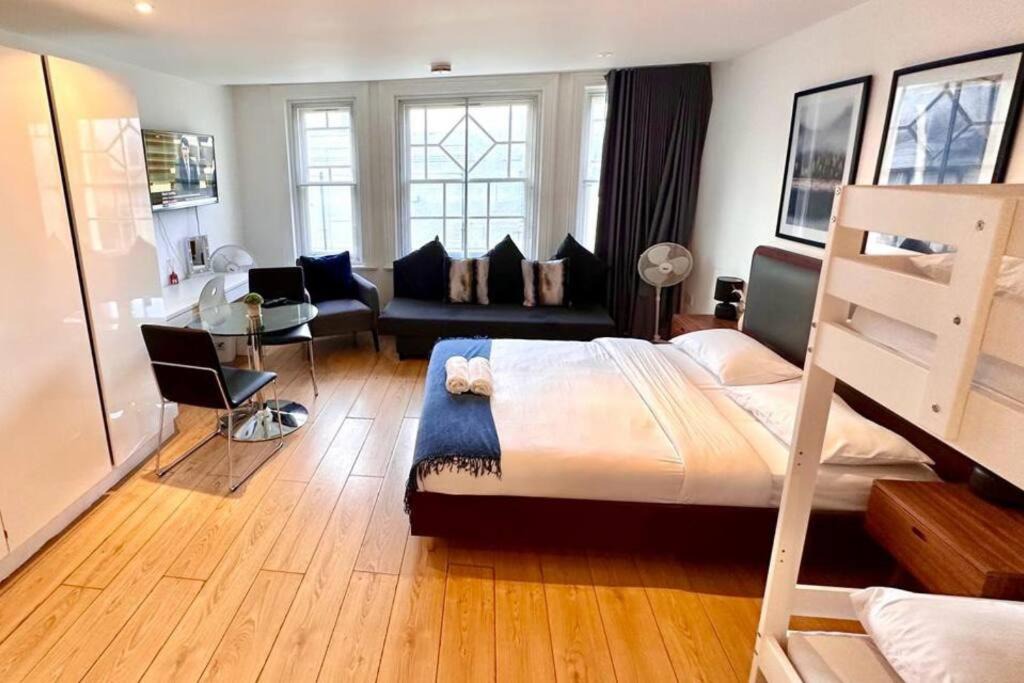 Soho Apartment | V12 Spacious & Central Apt!