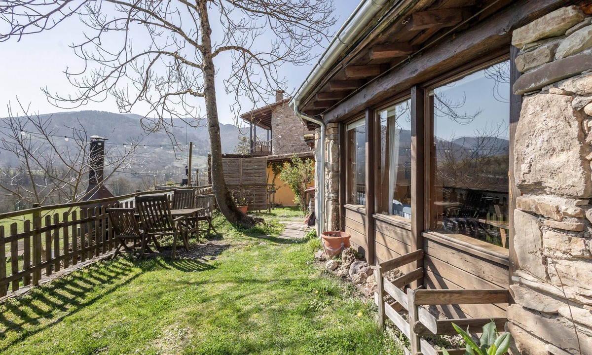 Sant Joan de Les Abadesses House | Vacation Home "La Cabana, El Reixac Casa Rural" with Mountain View, Shared Pool & Wi-Fi