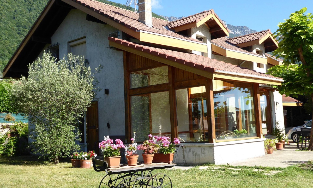 Saint-Vincent-de-Mercuze House | Vacation home rental in the mountains. Dogs welcome.