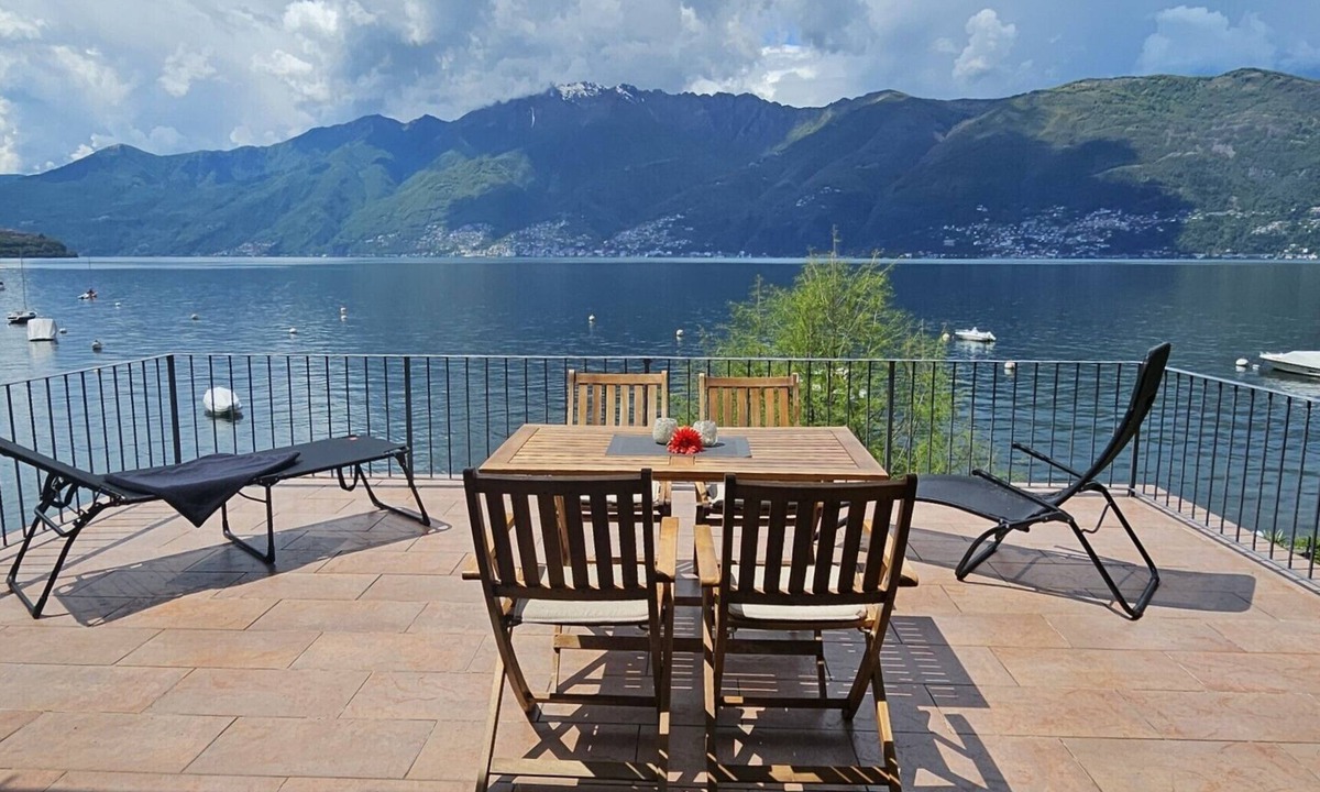 Ranzo Apartment | Vacation apartment with large panoramic terrace and direct lake access