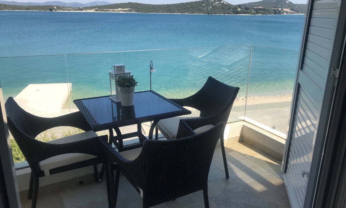 Betina Apartment | Vacation apartment with beautiful lake view - 10 m from the sea -