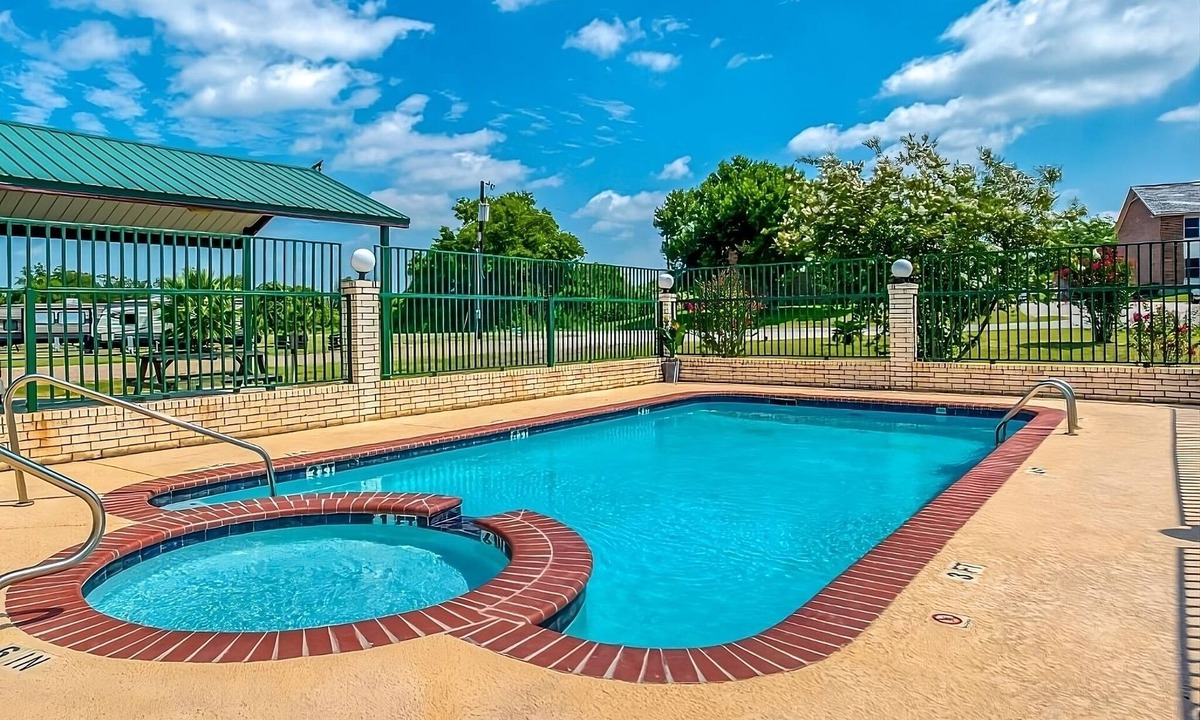Sweet Home Hotel | Vacation At its Finest! Outdoor Pool, Close to Yoakum Bulldog Stadium!