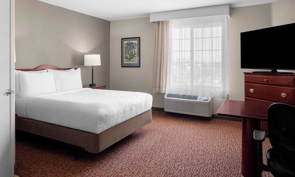 East Lake Hills Hotel | Vacation At its Finest! Relaxing Studio Suite w/Complimentary Breakfast!