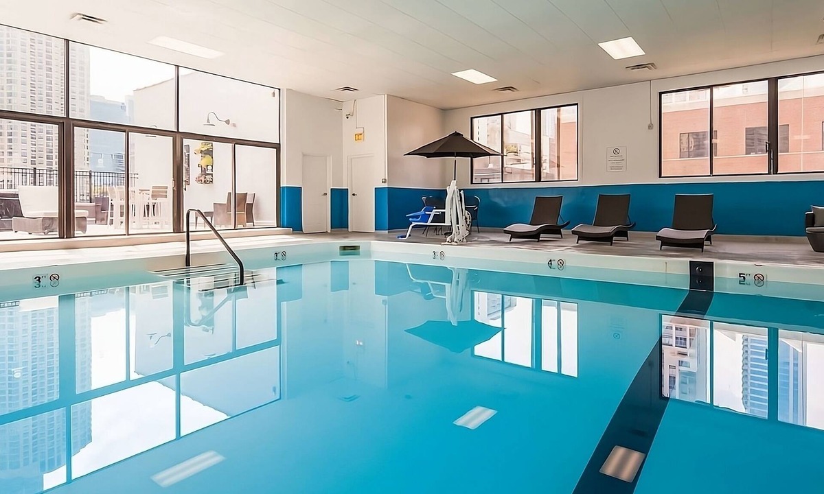 Downtown Chicago Hotel | Vacation Day Is Always A Great Idea! Two Great Units, Close to Willis Tower