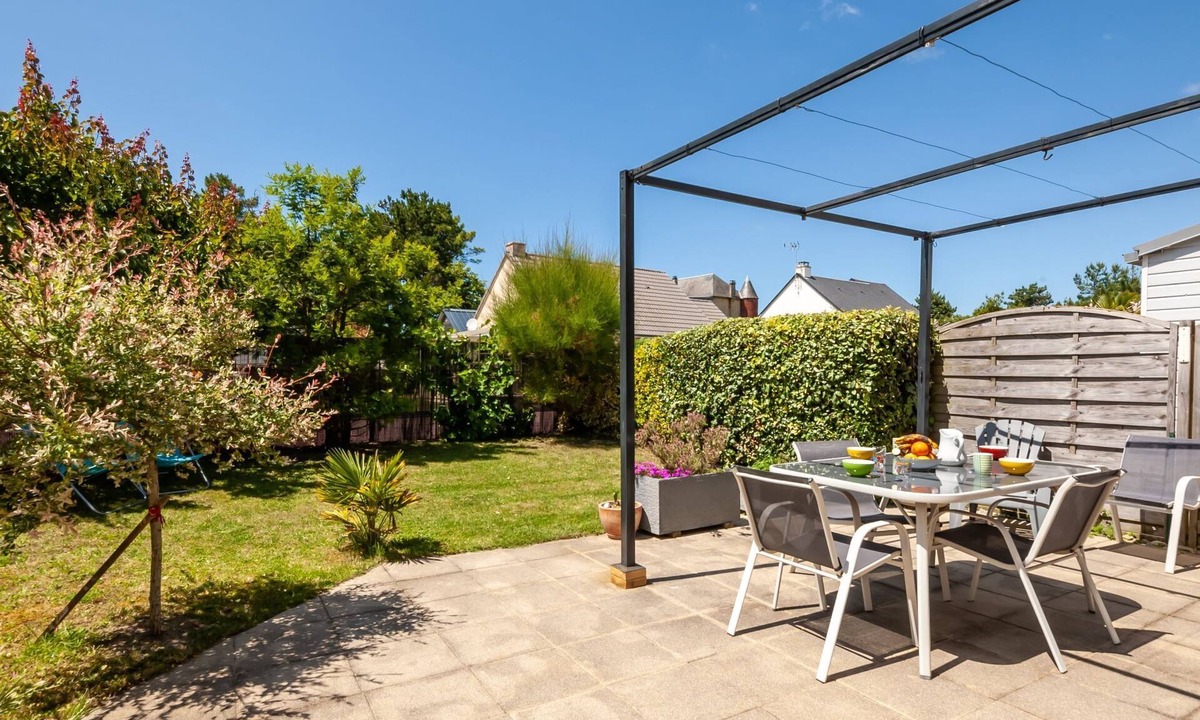 Hauteville-sur-Mer House | Vacation home Oscar by Interhome