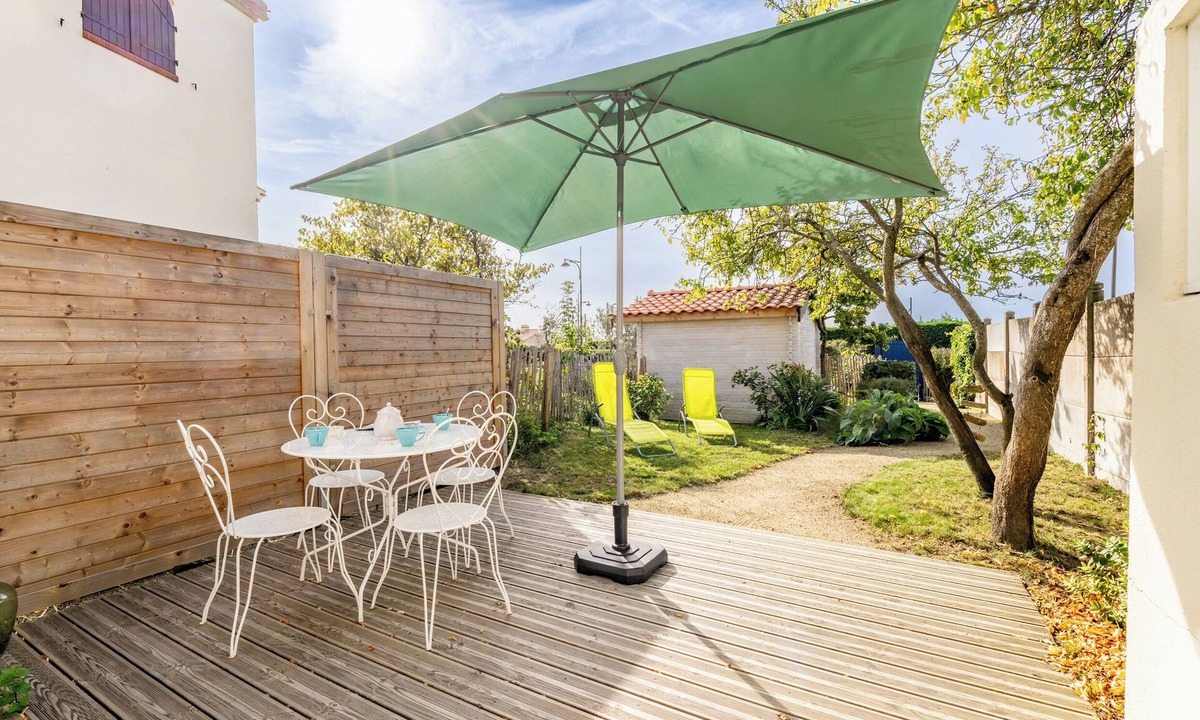 Pornic House | Vacation Home "Bois Flottés - Maisonnette 700m Mer" with Private Terrace, Private Garden & Wi-Fi