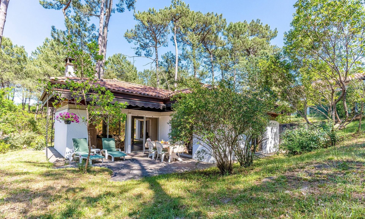 Biscarrosse House | Vacation Home "Bungalow Under Pine Trees Close to Lac de Cazaux" with Private Terrace