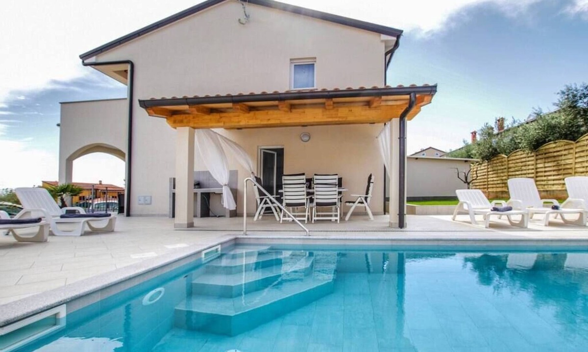 Dajla Villa | Vacation home for 8 with pool, 2 km from the beach