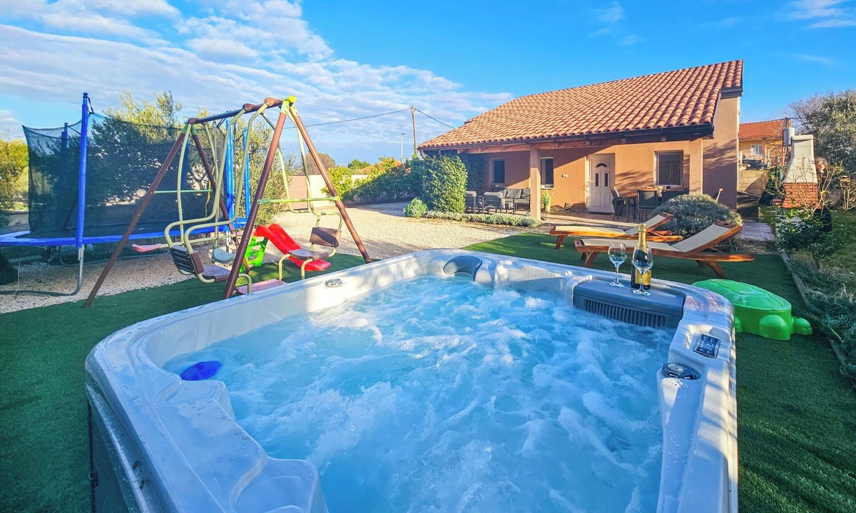 Drage House | Vacation home Lana by Interhome