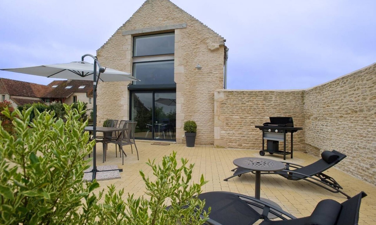 Saint-Wambert-des-Trois-Vallees House | Vacation Home "La Grange" with Shared Pool, Private Terrace & Wi-Fi