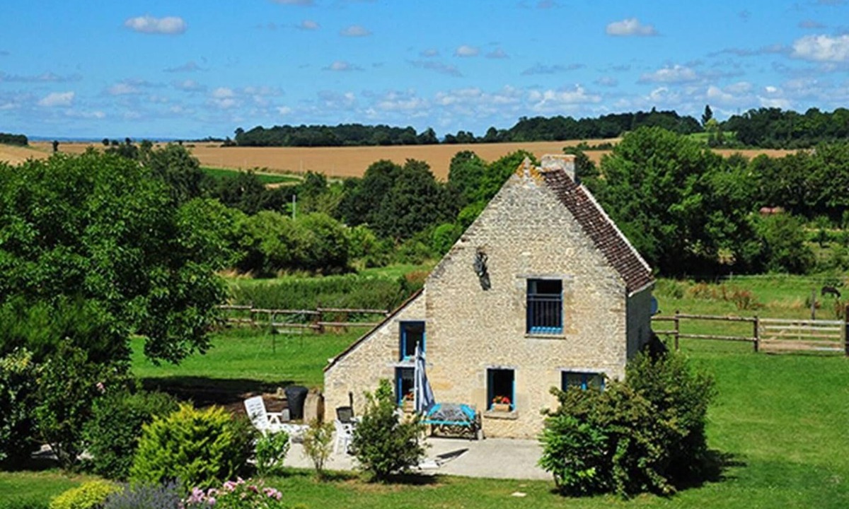 Saint-Wambert-des-Trois-Vallees House | Vacation Home "Le Bout Du Pré" with Shared Heated Pool, Private Terrace & Wi-Fi