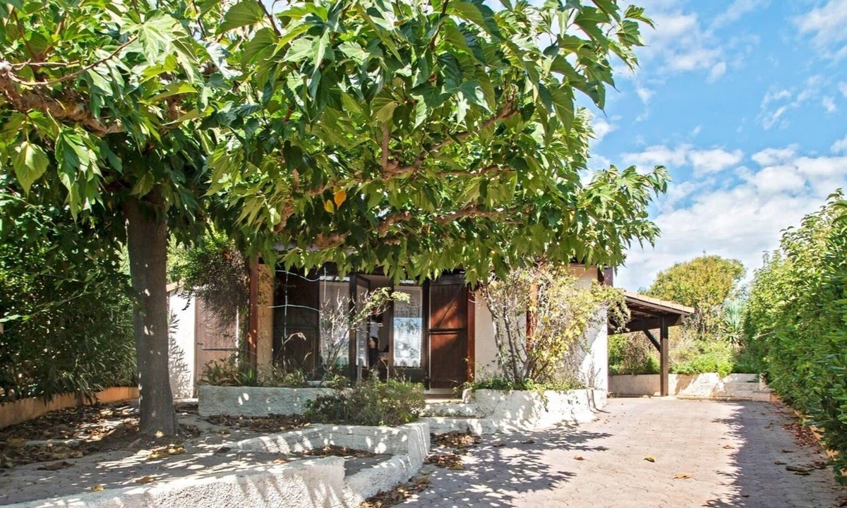 Vendres Cabin | Vacation home 'Les Lauriers-roses' sleeps 6, 1 km from the beach.