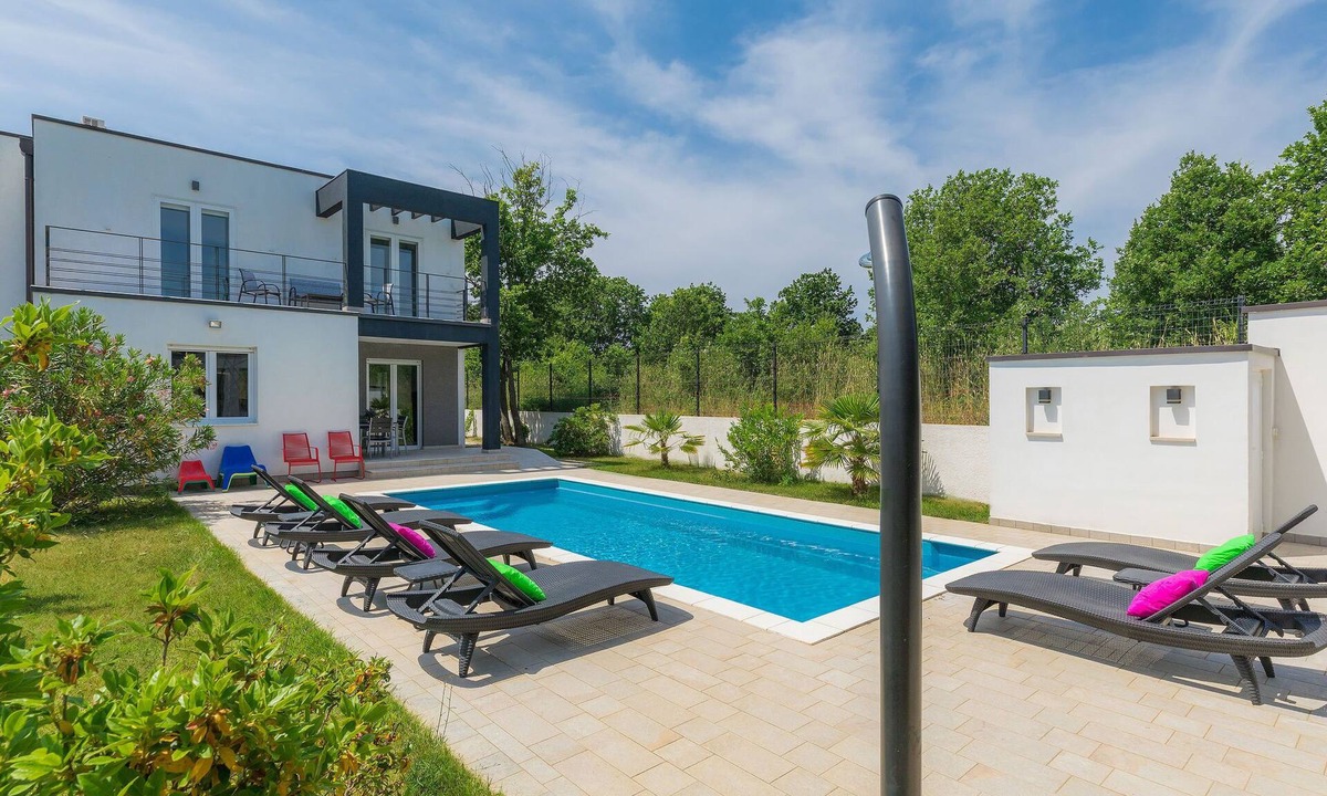 Liznjan House | Vacation home Mirna by Interhome