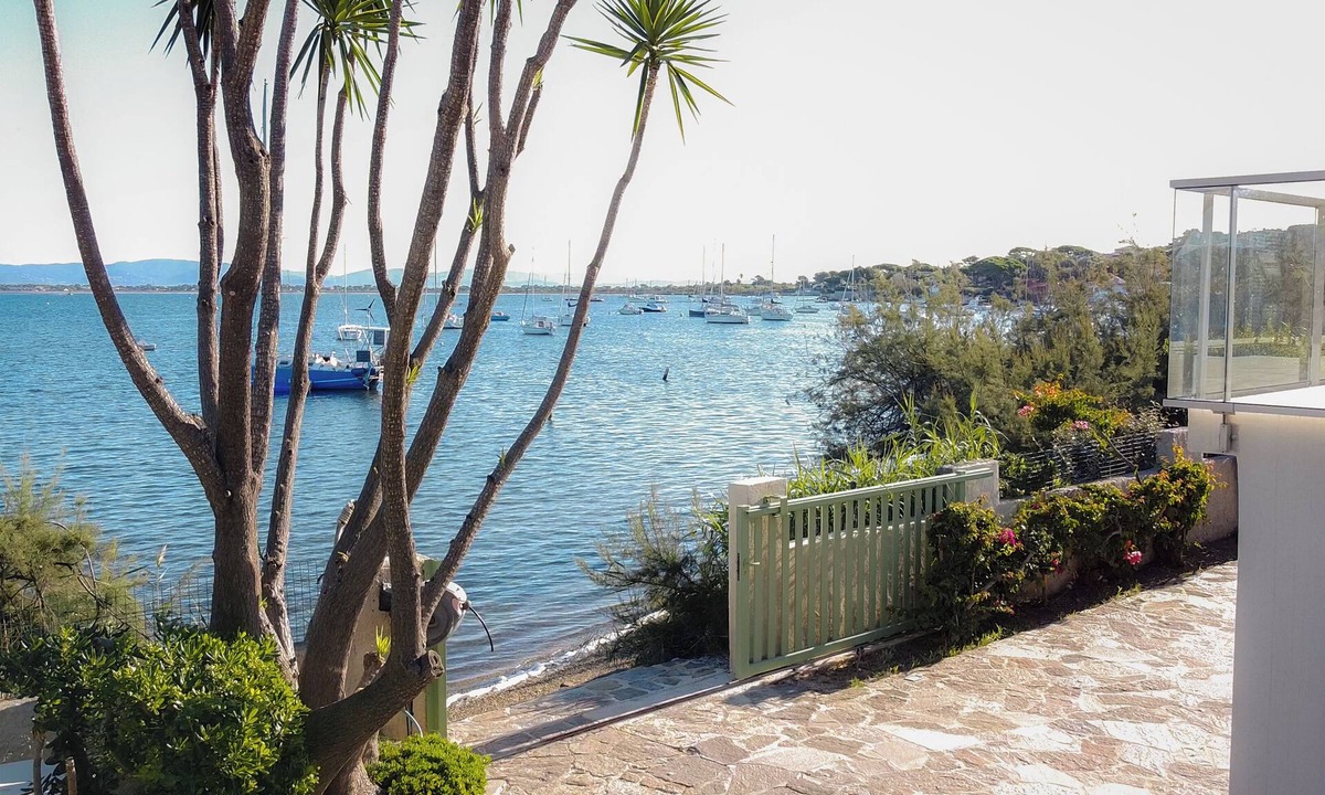Giens House | Vacation home right on the water, ideal for families and water sports enthusiasts.