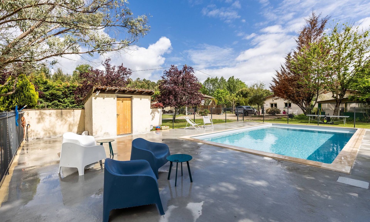 Lesparre-Medoc House | Vacation Home "Senguinous 2" with Shared Pool, Private Terrace & Wi-Fi