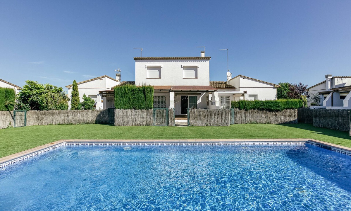 L'Escala House | Vacation Home "Villa Romaní" with Pool & Private Terrace