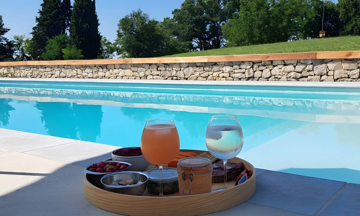 Tombeboeuf House | Vacation Home “Villa with 360° Views in a Peaceful Setting” with Lake View, Private Pool & Wi-Fi