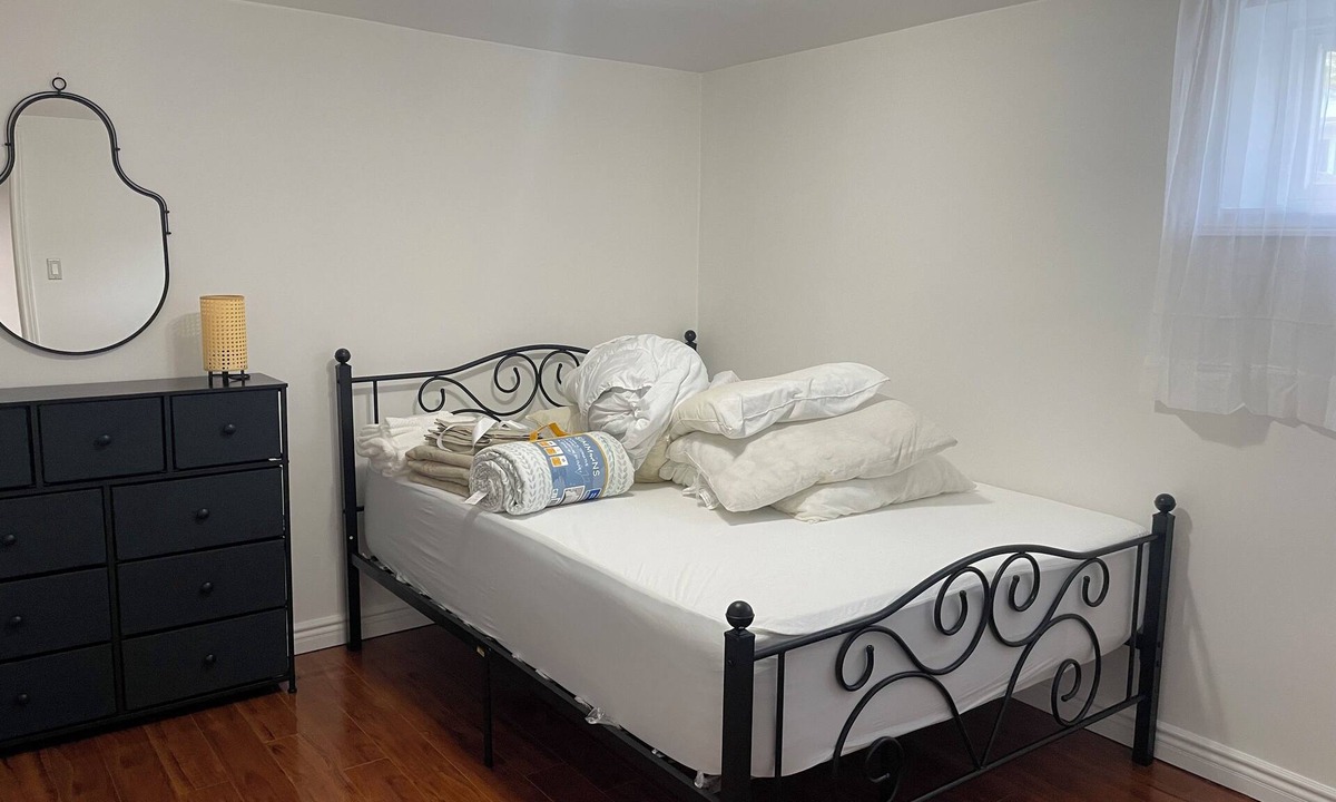 Etobicoke House | Vacation house Entire floor LUX Subway Airport