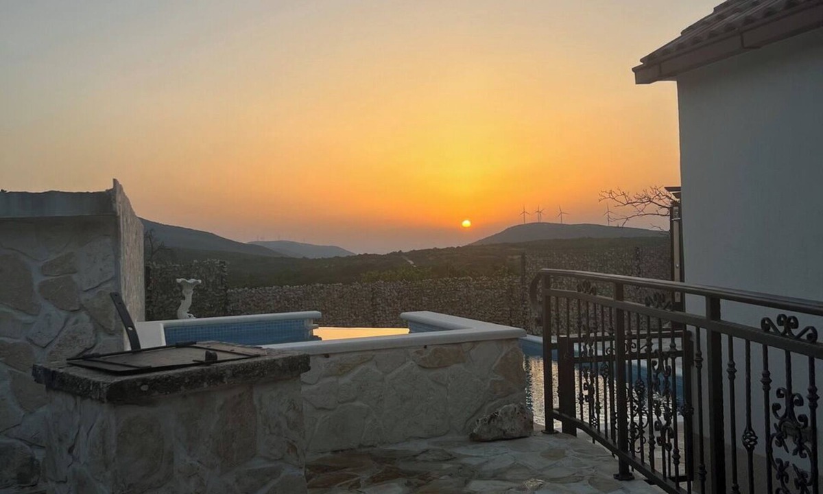 Ljubitovica Villa | Vacation house with hot tub, pool and privacy