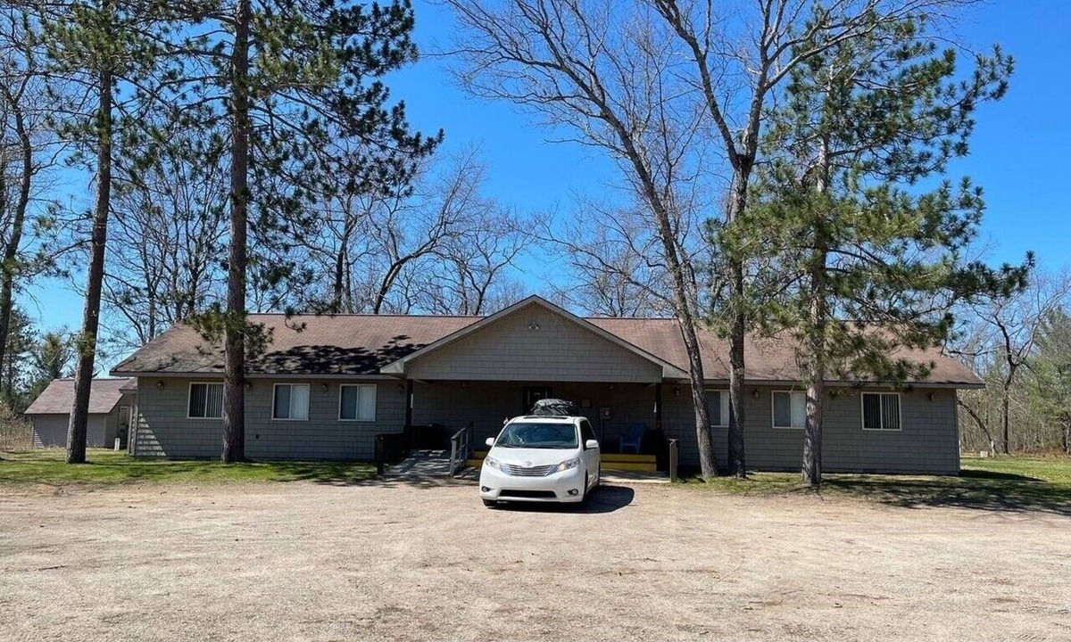 Indian River Cabin | Vacation Lodge for Big Groups: 8BR/8BTH, Sleeps 36, Pool Table, Vball, Fire Pit