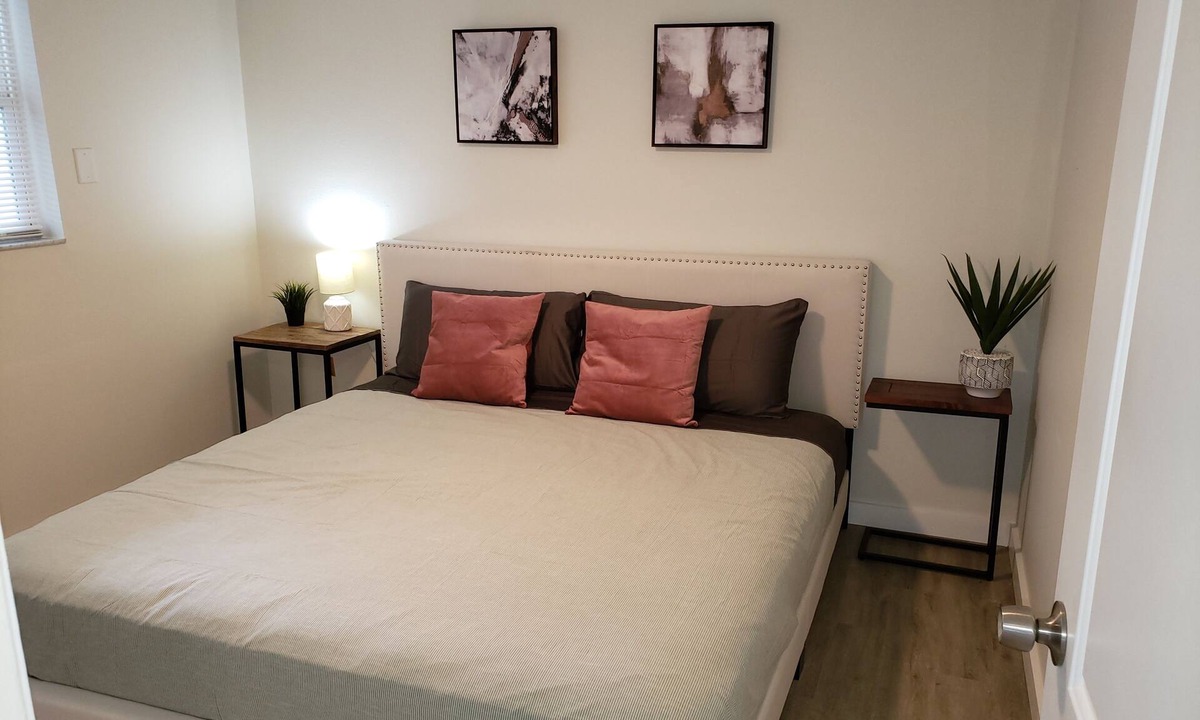 Warm Mineral Springs Apartment | Vacation next to Mineral Springs.