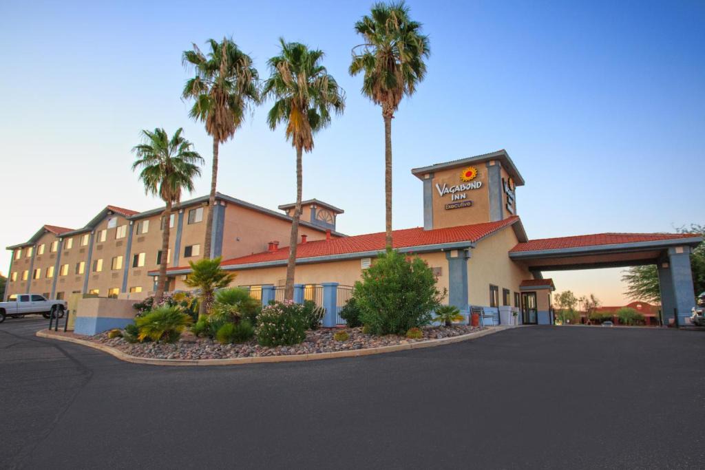 Green Valley Hotel | Vagabond Inn Executive
