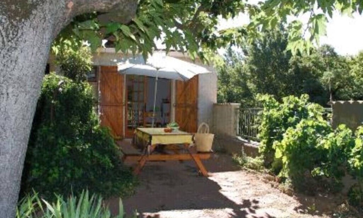 Nebian Apartment | Val'ombreuse : Maison Avec Jardin en Bord de Rivière