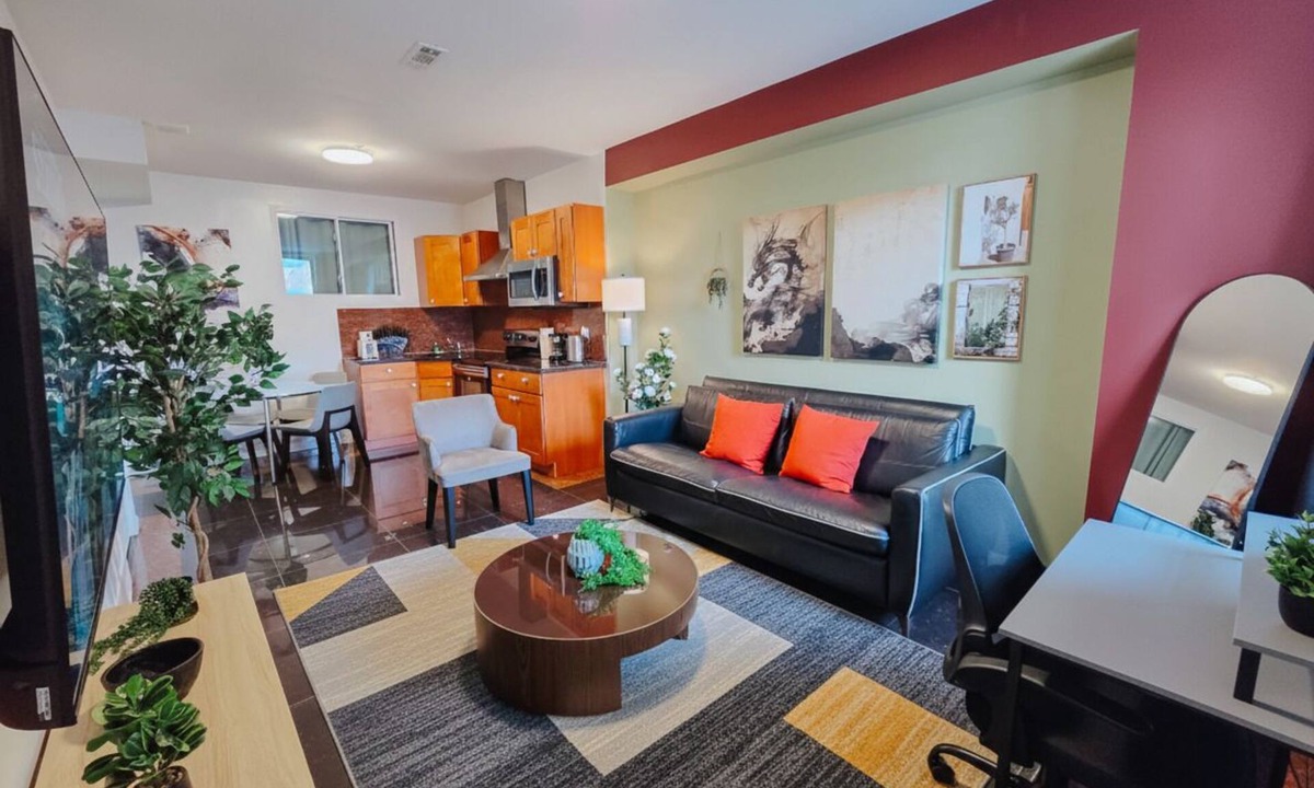 Chinatown Apartment | Vale/King Bed/Elevator/Balcony/Ensuite