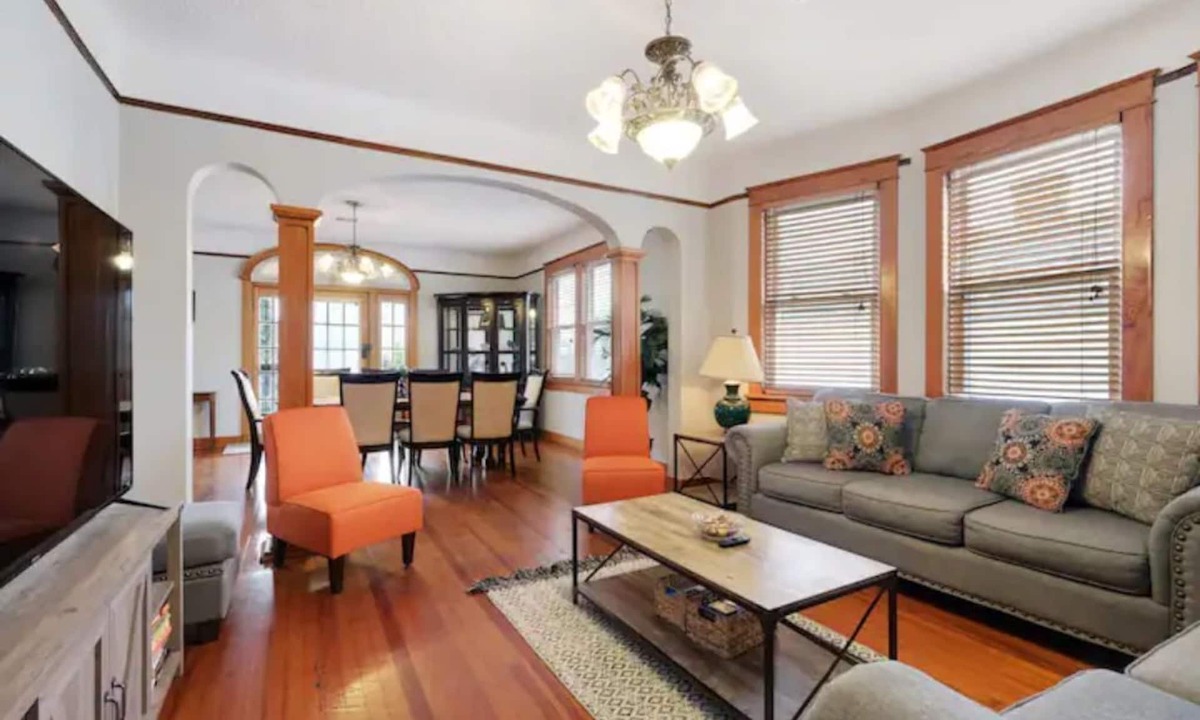 Freret House | Valence Villa ★ Large Vibrant Freret Home★
