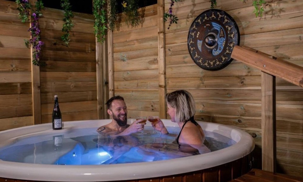 Zuydcoote Cabin | Valhalla Lodge with Dinner and Breakfast Included