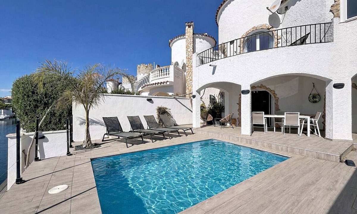 Empuriabrava Ski Chalet | VALIRA PISCINE AMARRE Empuriabrava - INTERimmo