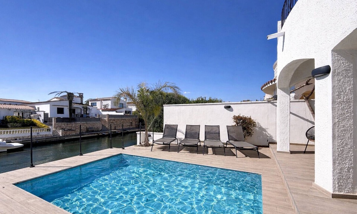 Empuriabrava Ski Chalet | VALIRA PISCINE Empuriabrava - INTERimmo