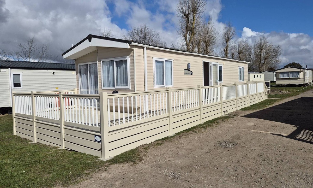 Dymchurch House | Valley side - 3 bedrooms sleeps 8