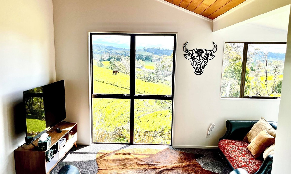 Waiatarua House | Valley Views Home